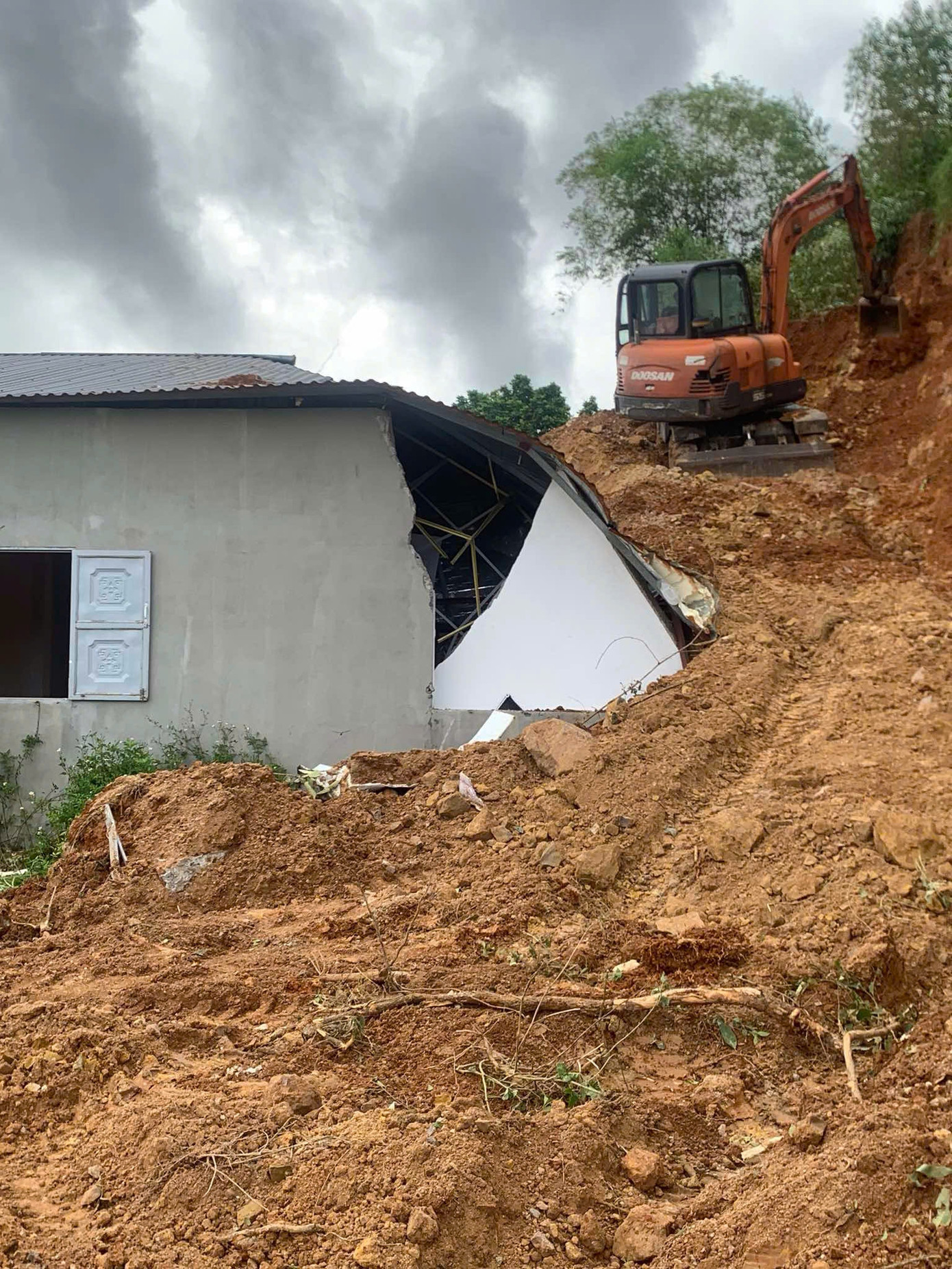 Hiện trường vụ sạt lở taluy nhà dân khiến 2 người thương vong. Hiện trường vụ sạt lở taluy nhà dân khiến 2 người thương vong.