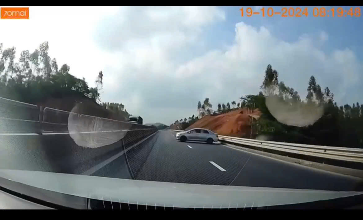 Hình ảnh tài xế đi ngược chiều trên cao tốc Tuyên Quang - Phú Thọ sáng 19/10. (Ảnh: Công an tỉnh Phú Thọ).