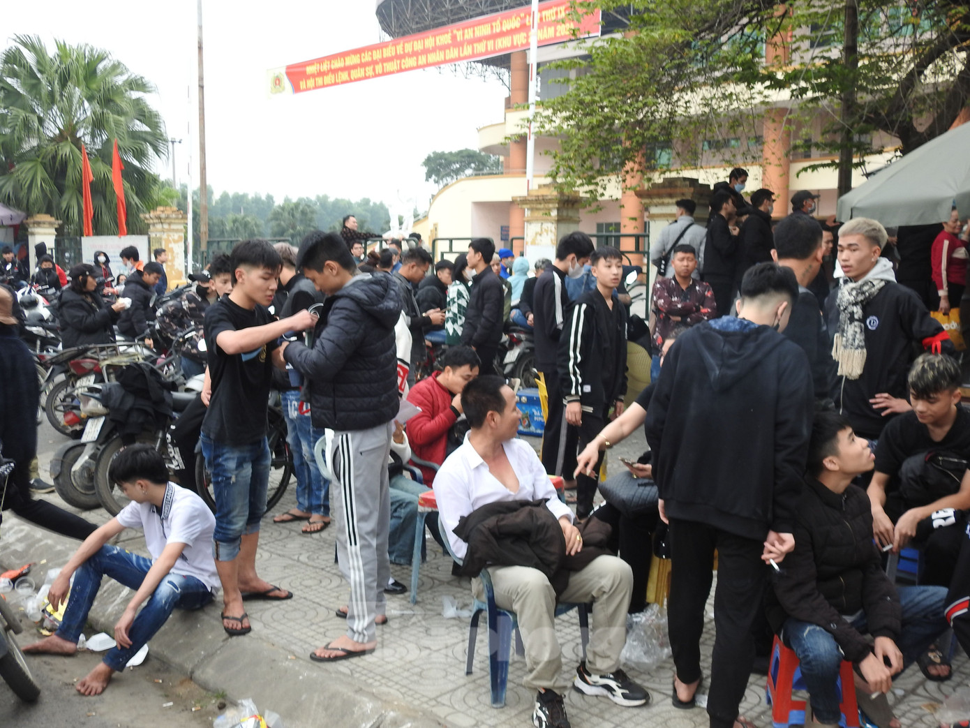 Nhiều người phải bỏ cuộc vì quá mệt, không đủ sức tiếp tục xếp hàng.