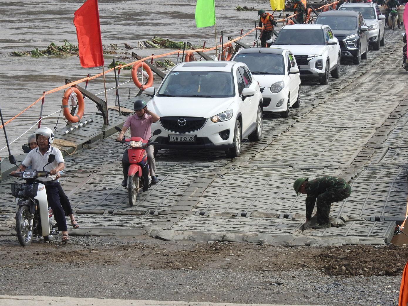 Người dân phấn khởi qua cầu phao nối hai bờ sông Hồng sau 20 ngày cầu Phong Châu bị sập.