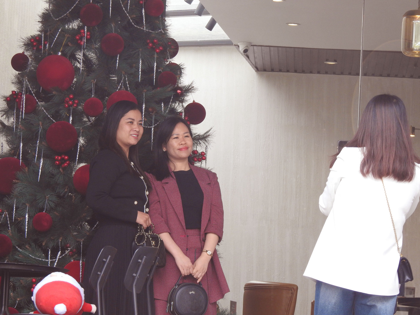 Tại các quán cafe trong TP Việt Trì cũng được trang trí cây thông Noel, trở thành điểm check in lý tưởng của giới trẻ.