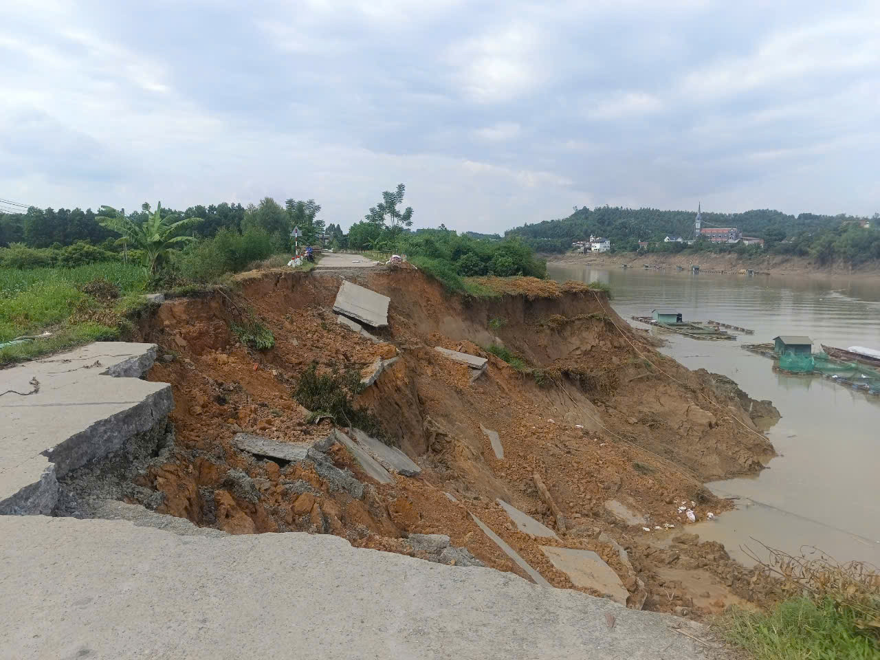 Theo người dân địa phương, chỉ cần 1, 2 trận mưa lớn nước trên ruộng ngô chảy xuống sẽ khiến bờ đê trôi theo xuống dòng sông.