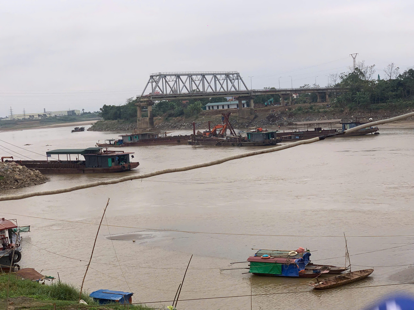 Phía dưới lòng sông Hồng, máy móc cũng được tập kết cho phương án tháo dỡ cầu Phong Châu. Phía dưới lòng sông Hồng, máy móc cũng được tập kết cho phương án tháo dỡ cầu Phong Châu.