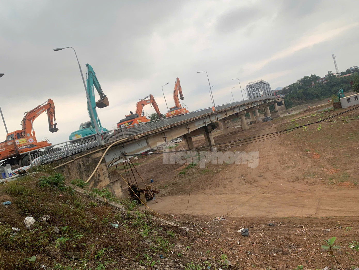 Nhiều máy xúc cỡ lớn được tập kết chuẩn bị cho phương án phá dỡ. Nhiều máy xúc cỡ lớn được tập kết chuẩn bị cho phương án phá dỡ.