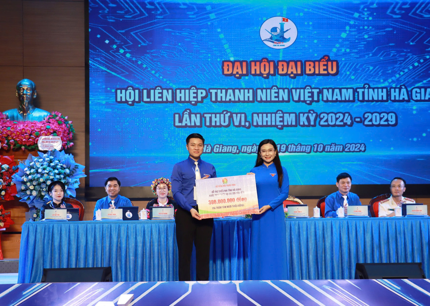 Chị Nguyễn Phạm Duy Trang thay mặt Trung ương Hội trao tặng 700 balo, 200 bộ đồ dùng học và 675 thùng sữa trị giá 380 triệu đồng cho các em thiếu nhi ảnh hưởng từ cơn bão số 3.