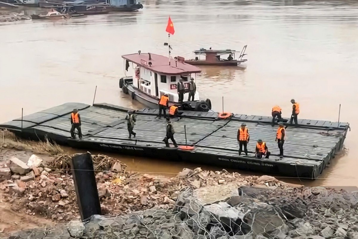 Quân đội hạ thủy cầu phao để đánh giá độ an toàn.