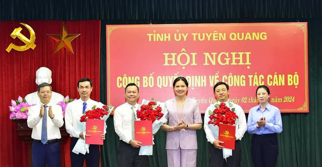 Lãnh đạo Tỉnh ủy Tuyên Quang trao quyết định và tặng hoa cho 3 cán bộ nhận nhiệm vụ mới. (Ảnh: Báo Tuyên Quang). Lãnh đạo Tỉnh ủy Tuyên Quang trao quyết định và tặng hoa cho 3 cán bộ nhận nhiệm vụ mới. (Ảnh: Báo Tuyên Quang).