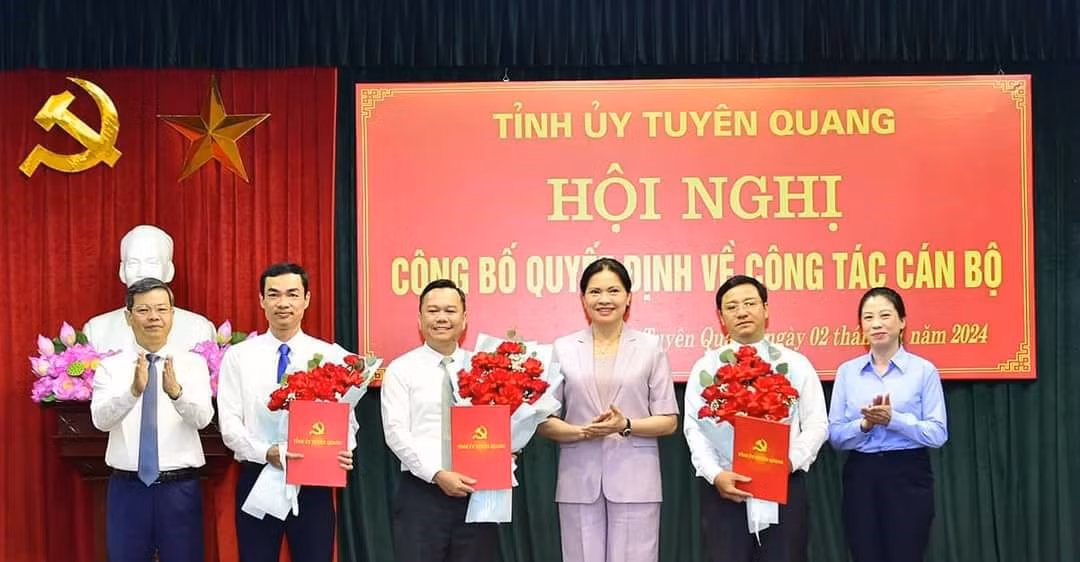 Lãnh đạo Tỉnh ủy Tuyên Quang trao quyết định và tặng hoa cho 3 cán bộ nhận nhiệm vụ mới. (Ảnh: Báo Tuyên Quang). Lãnh đạo Tỉnh ủy Tuyên Quang trao quyết định và tặng hoa cho 3 cán bộ nhận nhiệm vụ mới. (Ảnh: Báo Tuyên Quang).