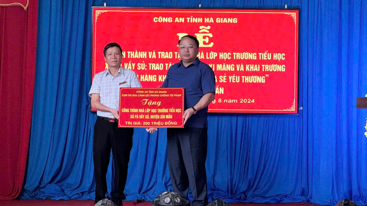Công an tỉnh Hà Giang khánh thành dãy nhà 2 lớp học cho học sinh Tiểu học xã Pà Vầy Sủ, huyện Xín Mần.