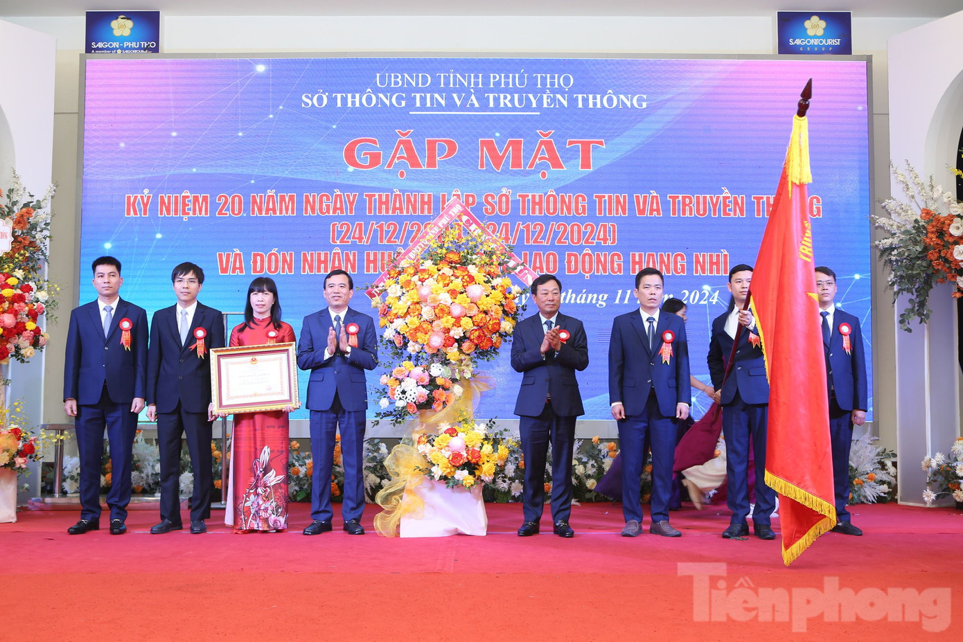 Chủ tịch UBND tỉnh Phú Thọ Bùi Văn Quang trao Huân chương Lao động hạng Nhì và tặng hoa chúc mừng Sở Thông tin và Truyền thông tỉnh Phú Thọ.