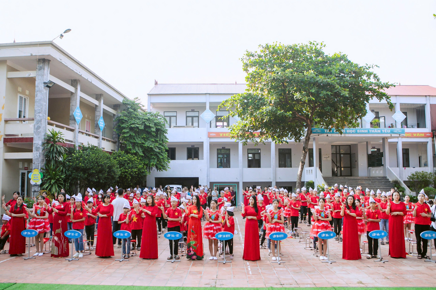 Các cô giáo cùng các em sử dụng ngôn ngữ tay thể hiện bài hát Quốc ca trong buổi lễ khai giảng.