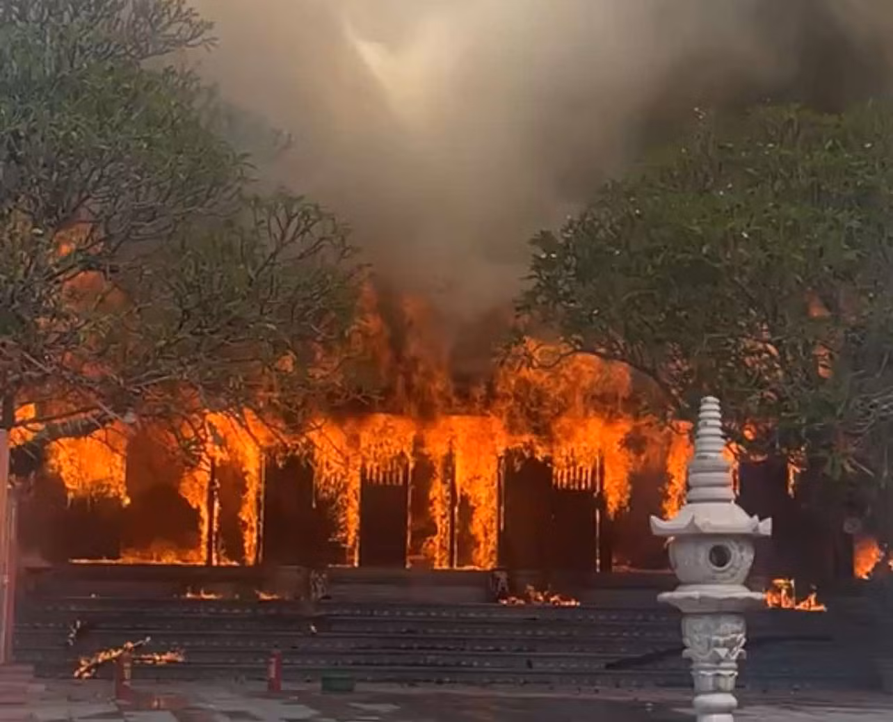 Chùa Phổ Quang (xã Xuân Lũng, huyện Lâm Thao, tỉnh Phú Thọ) có niên đại hơn 800 năm tuổi bị thiêu rụi. Ảnh: Người dân cung cấp.