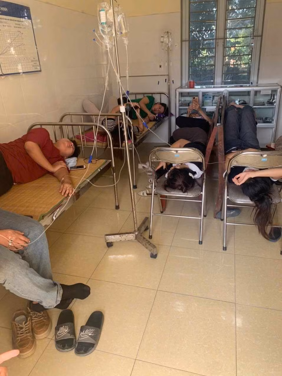 Một số công nhân nhẹ hơn đang điều trị tại Trạm Y tế xã Đồng Trung, huyện Thanh Thủy. Một số công nhân nhẹ hơn đang điều trị tại Trạm Y tế xã Đồng Trung, huyện Thanh Thủy.