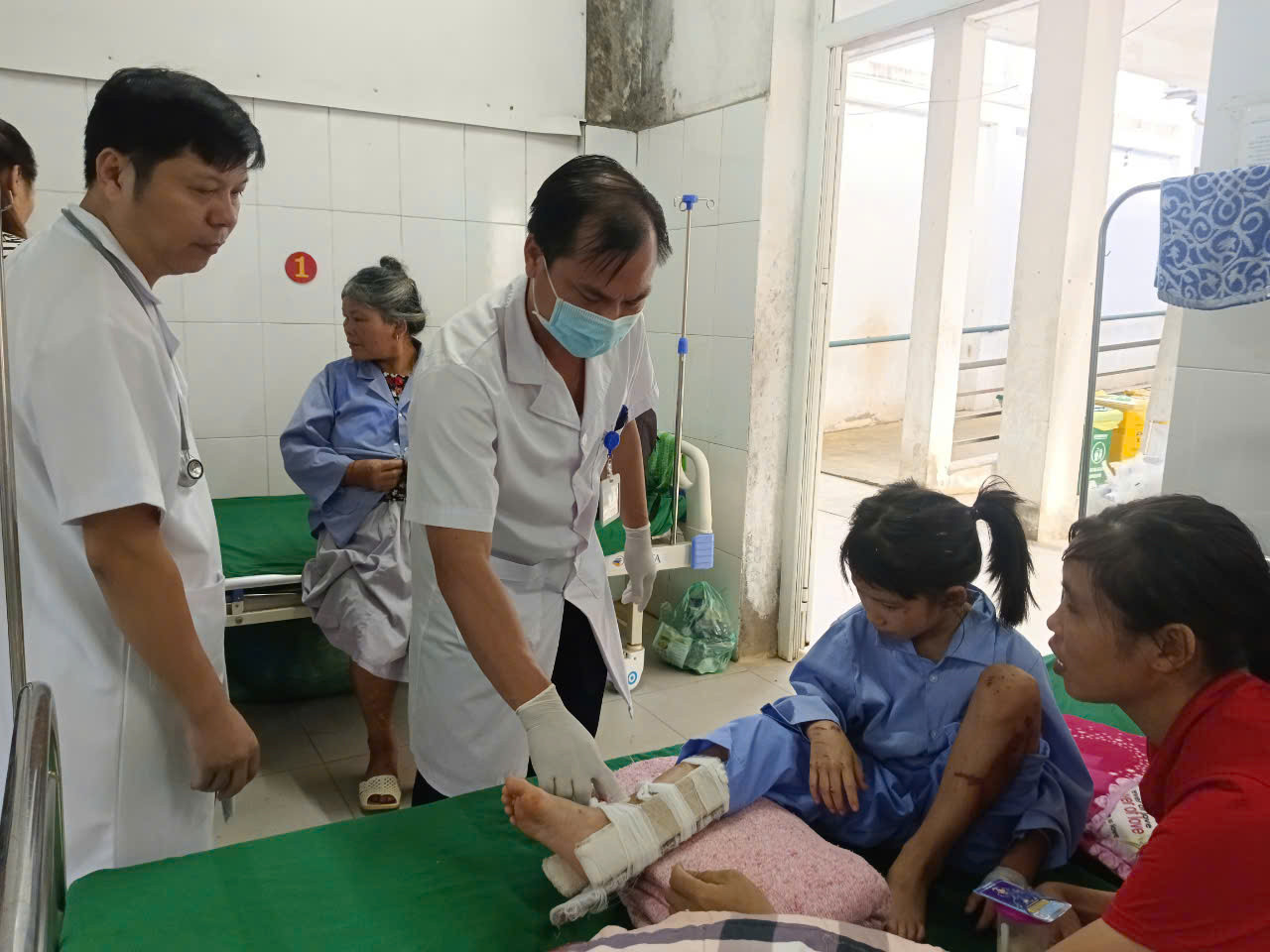 Hiện ở Bệnh viện Đa khoa huyện Bảo Yên còn 8 nạn nhân đang điều trị, một số bệnh nhân nặng hơn đã được chuyển lên BV Đa khoa tỉnh Lào Cai.