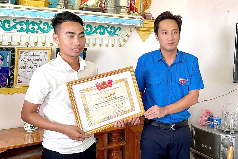 Lãnh đạo Tỉnh Đoàn trao Bằng khen của TƯ Đoàn TNCS Hồ Chí Minh cho anh Ngô Quốc Trung. Lãnh đạo Tỉnh Đoàn trao Bằng khen của TƯ Đoàn TNCS Hồ Chí Minh cho anh Ngô Quốc Trung.