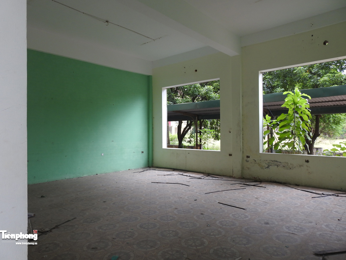 Ông Nguyễn Văn Bằng (75 tuổi, Tân Dân, Việt Trì) cho biết, tôi từng công tác tại trường 28 năm, trải qua nhiều thời kì lãnh đạo, gắn bó với nhiều thế hệ học trò. Giờ đây nhìn lại ngôi trường là cảnh hoang sơ, cỏ mọc đầy sân, tường đầy rêu cũng thấy xót xa nhưng chẳng thể làm gì khác.