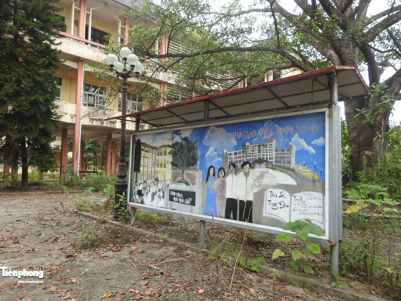 Năm 1994, trường được chuyển từ cơ sở Thị xã Phú Thọ về địa chỉ số 70 Hàn Thuyên, phường Tân Dân, TP Việt Trì. Đến tháng 11/2022, trường chuyển sang cơ sở mới xã Trưng Vương (TP Việt Trì).