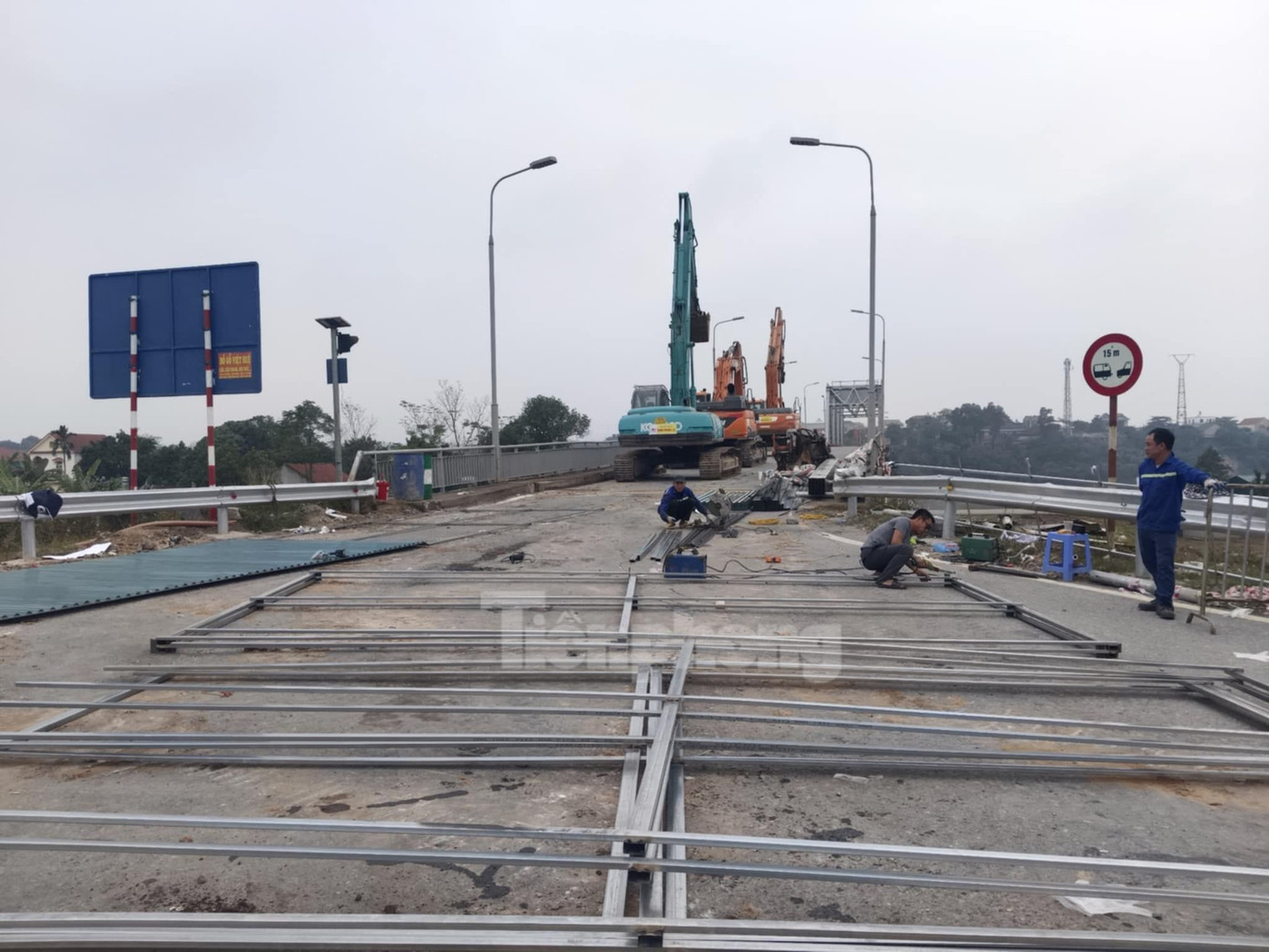 Các công nhân đang tiến hành thi công chuẩn bị phương án tháo dỡ. Các công nhân đang tiến hành thi công chuẩn bị phương án tháo dỡ.