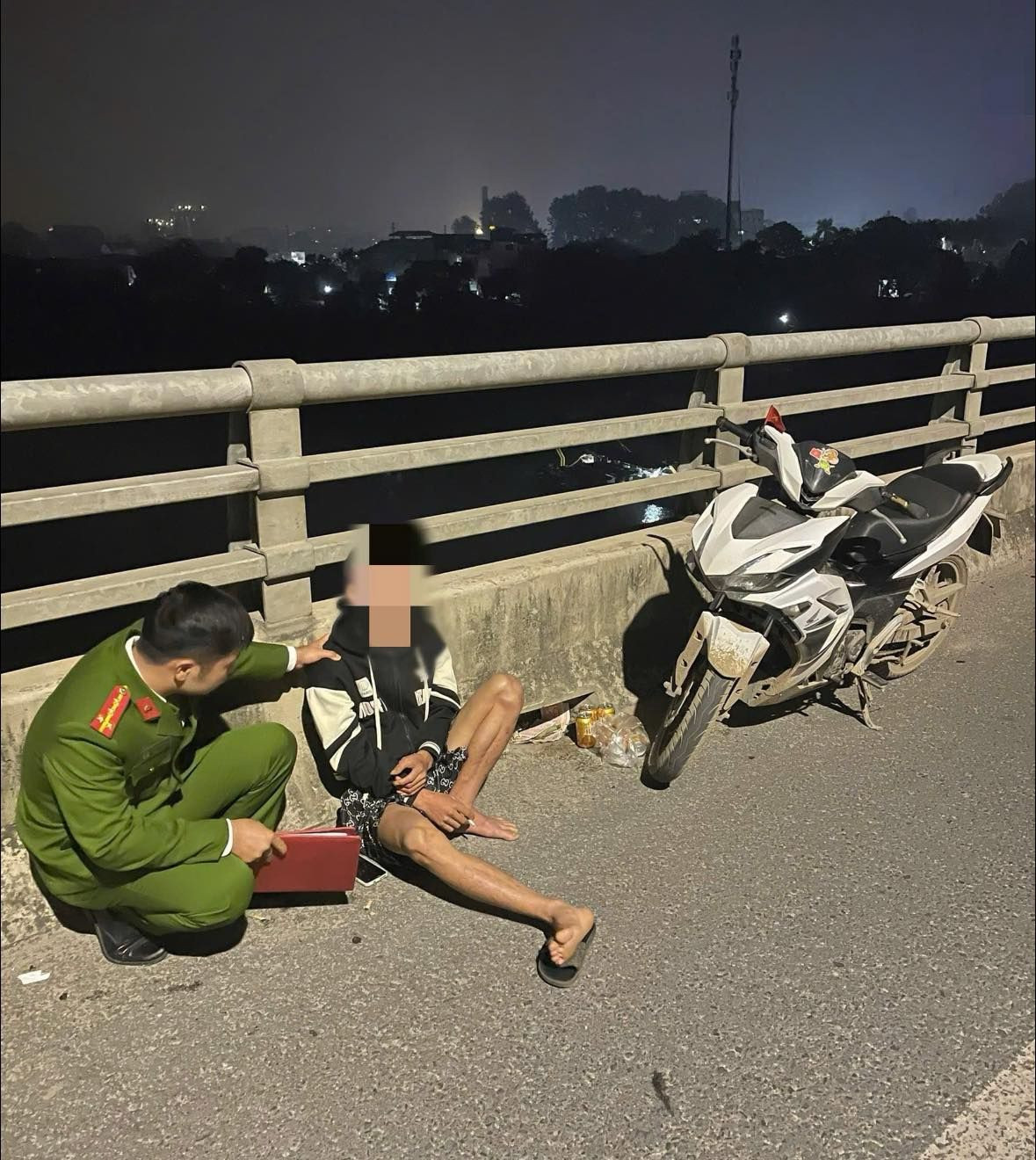 Công an phường Thọ Sơn đã ngăn chặn kịp thời nam thanh niên có ý định nhảy cầu tử tự. Ảnh: Công an tỉnh Phú Thọ Công an phường Thọ Sơn đã ngăn chặn kịp thời nam thanh niên có ý định nhảy cầu tử tự. Ảnh: Công an tỉnh Phú Thọ