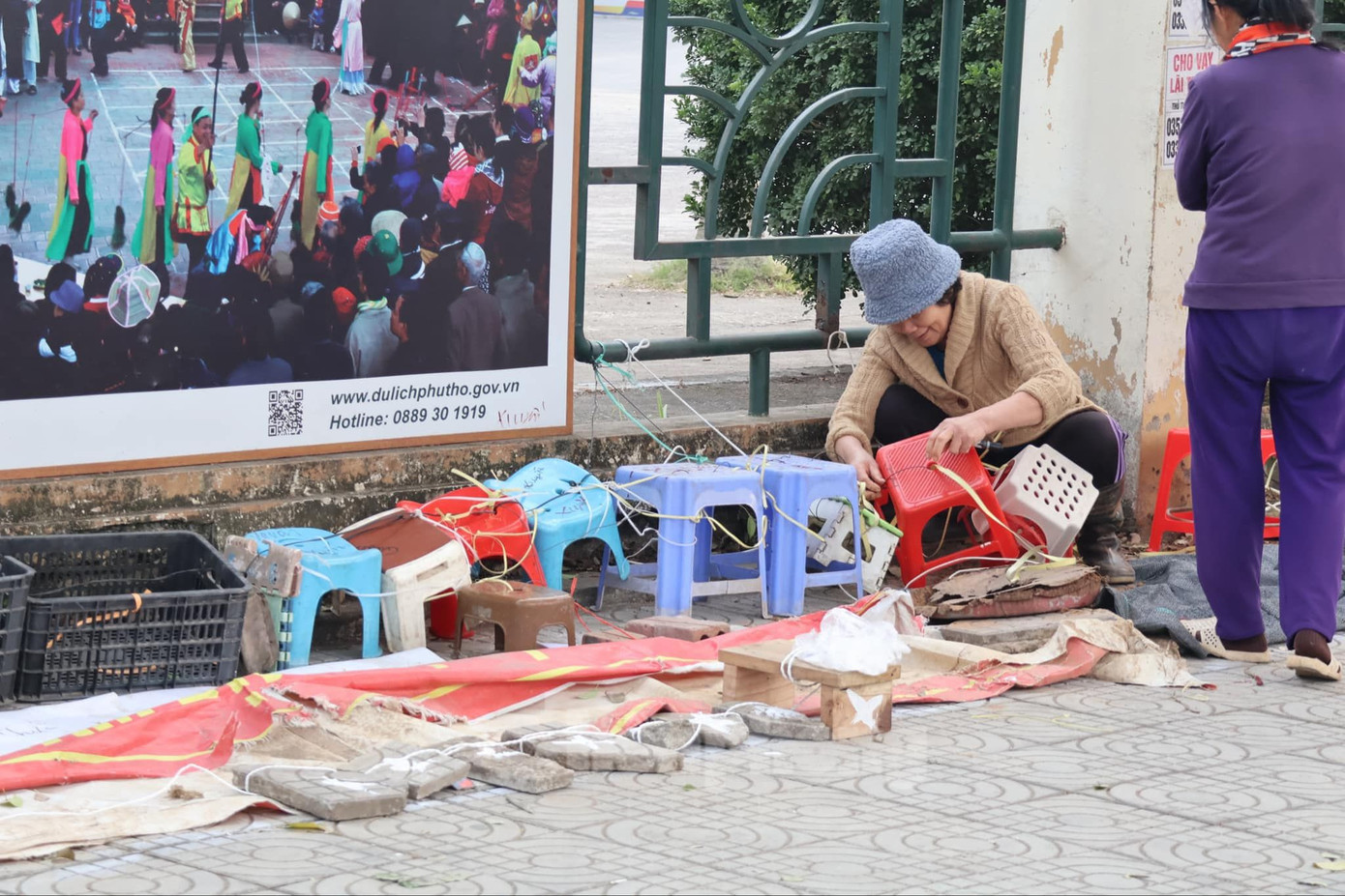 Trước đó, ngày 24/12, nhiều người mang cả gạch, ghế ra "xếp lốt" giữ chỗ mua vé. Lực lượng chức năng đã xử lý hiện tượng này. Trước đó, ngày 24/12, nhiều người mang cả gạch, ghế ra "xếp lốt" giữ chỗ mua vé. Lực lượng chức năng đã xử lý hiện tượng này.
