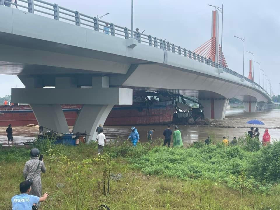 Nước sông Lô dâng cao khiến nhiều sà lan mắc kẹt không thể di chuyển qua gầm cầu Vĩnh Phú. Nước sông Lô dâng cao khiến nhiều sà lan mắc kẹt không thể di chuyển qua gầm cầu Vĩnh Phú.