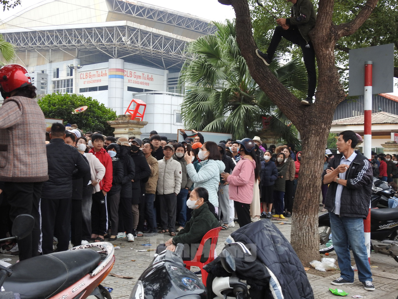 Đúng 8h, BTC phải thay đổi địa điểm bán vé tại một quầy duy nhất bên trong khu vực sân vận động khiến nhiều người bất ngờ.