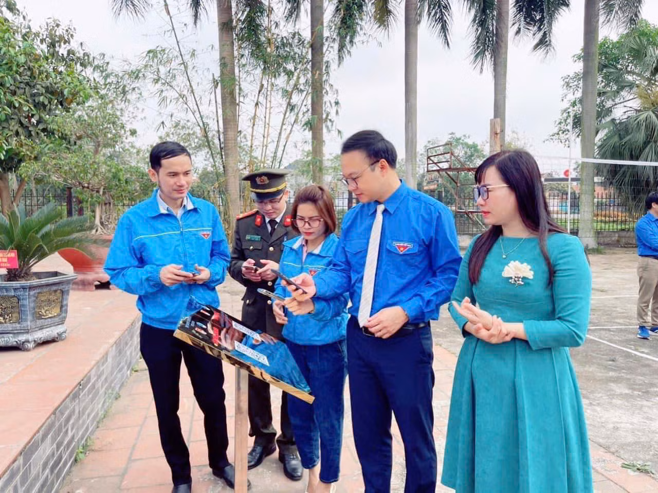 Việc thực hiện "số hóa" tại các di tích lịch sử góp phần quảng bá du lịch đến với du khách thông qua thông tin, hình ảnh. Việc thực hiện "số hóa" tại các di tích lịch sử góp phần quảng bá du lịch đến với du khách thông qua thông tin, hình ảnh.