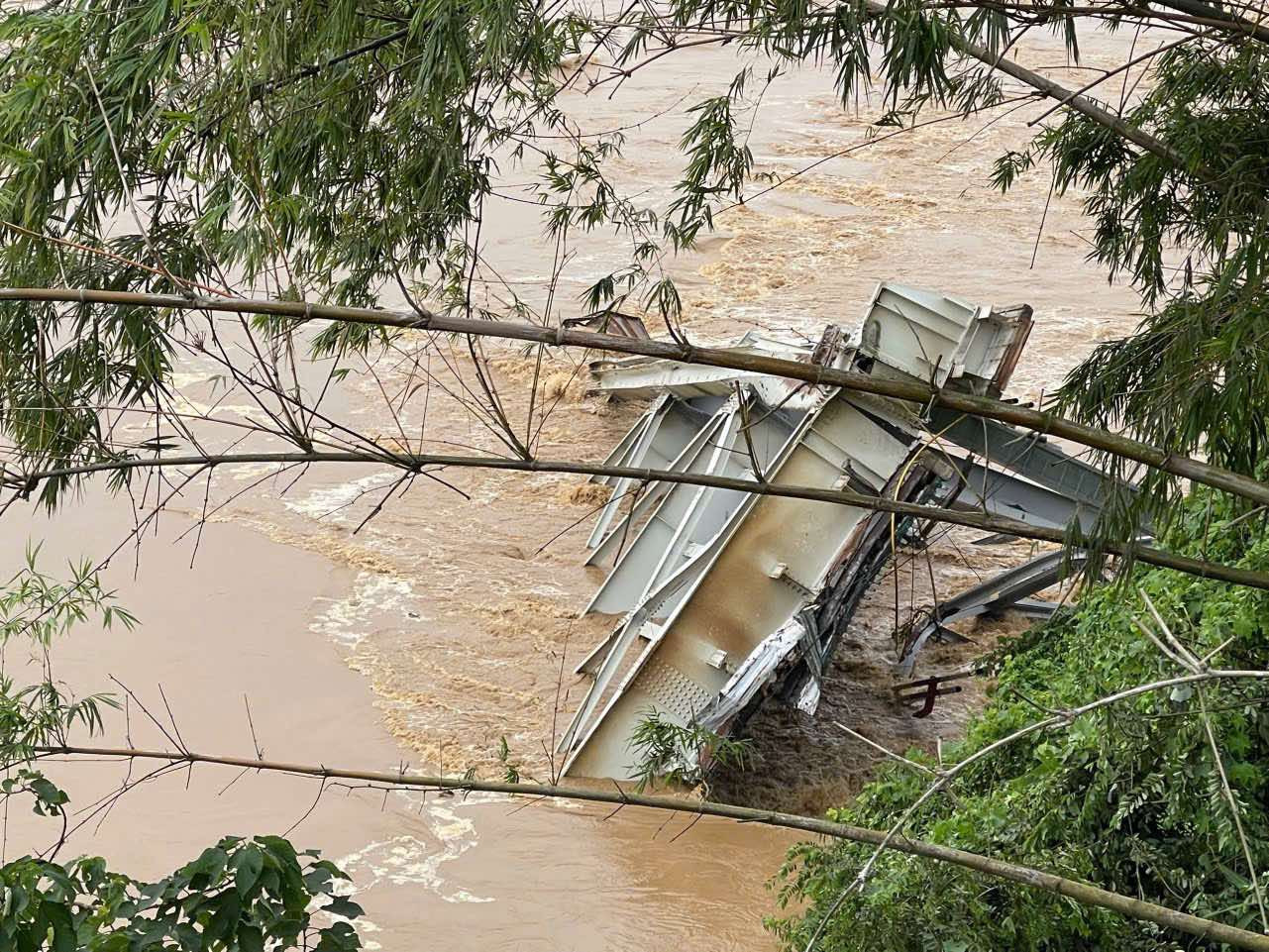 Sập cầu Phong Châu: Cầu từng được sửa chữa 3 lần ảnh 1 Sập cầu Phong Châu: Cầu từng được sửa chữa 3 lần ảnh 1