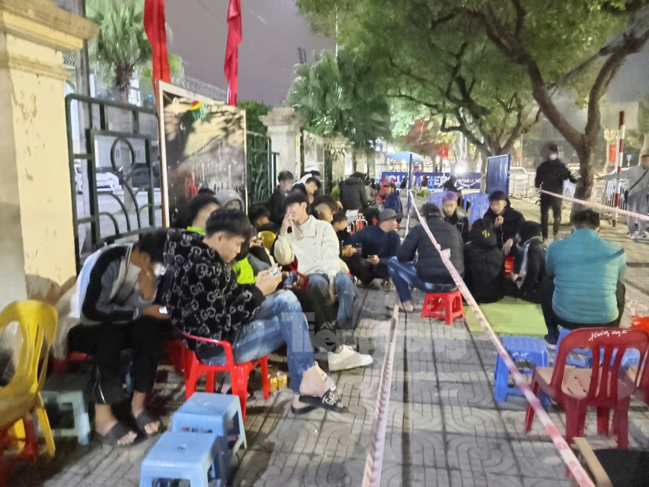 Theo ghi nhận của PV, mặc dù ban tổ chức thông báo đúng 8h sáng ngày 12/12, vé mới chính thức được bán nhưng từ 22h giờ đêm đã có hàng trăm cổ động viên xếp hàng trước cửa nhà thi đấu TDTT tỉnh trên đường Hùng Vương (TP.Việt Trì, tỉnh Phú Thọ) để chờ mua vé.