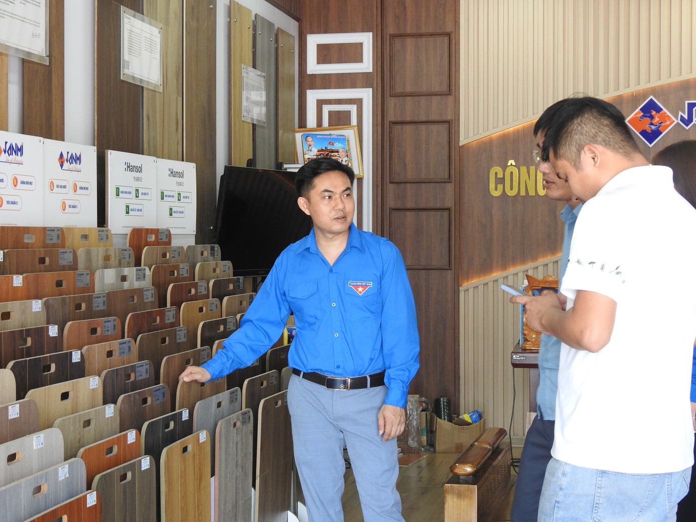 Anh Phạm Ngọc Xuân Sơn (áo xanh) - Bí thư chi đoàn khu Tân An 4,Thị trấn Yên Lập là một trong 15 gương mặt thanh niên tiêu biểu được Tỉnh Đoàn Phú Thọ tặng bằng khen.