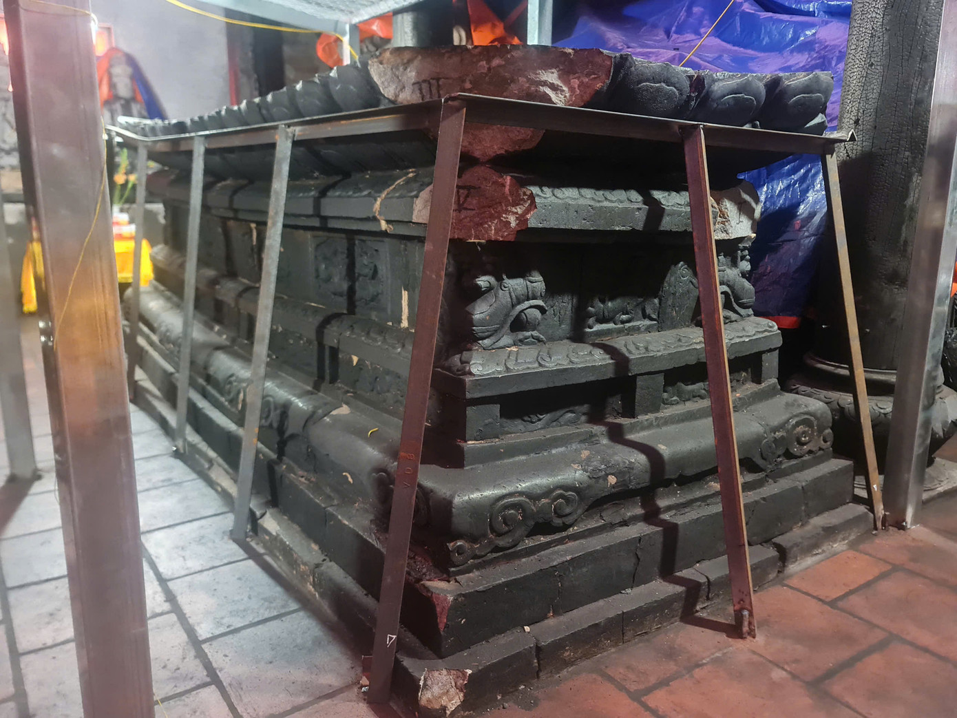 Bảo vật quốc gia Bàn thờ Phật Bệ đá hoa sen được gia cố bằng khung thép. Bảo vật quốc gia Bàn thờ Phật Bệ đá hoa sen được gia cố bằng khung thép.