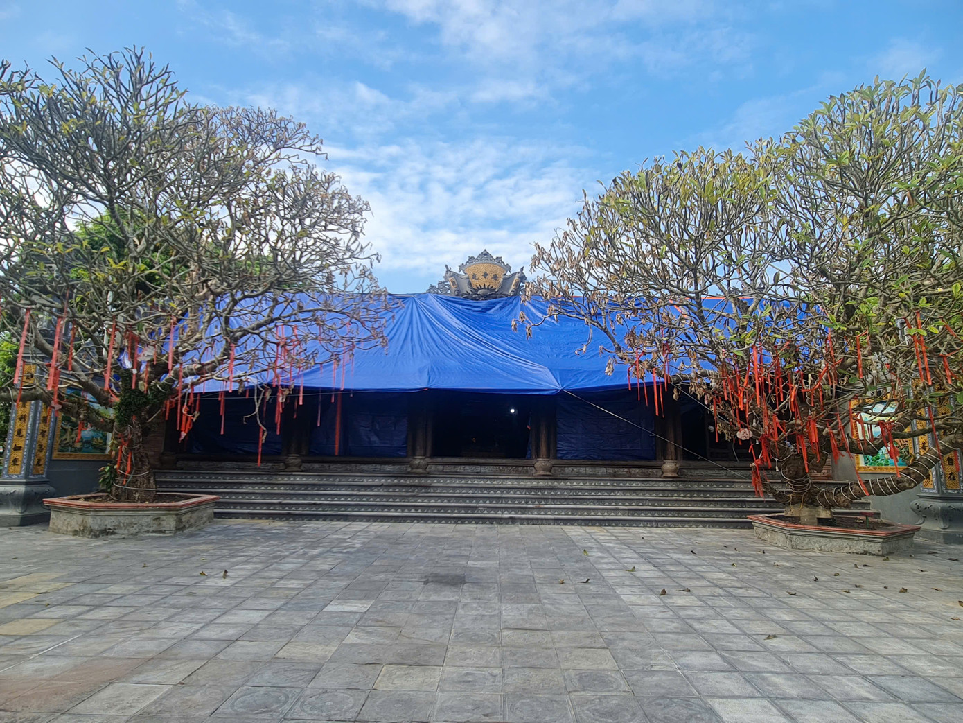Phần mái chùa được che chắn bằng bạt tránh mưa gió. Phần mái chùa được che chắn bằng bạt tránh mưa gió.