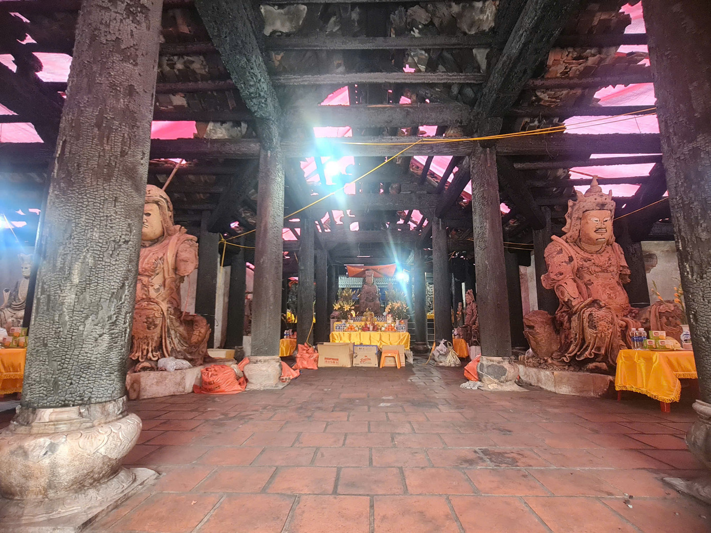 Toàn bộ phần gỗ, mái ngói âm đều bị hư hỏng. Toàn bộ phần gỗ, mái ngói âm đều bị hư hỏng.