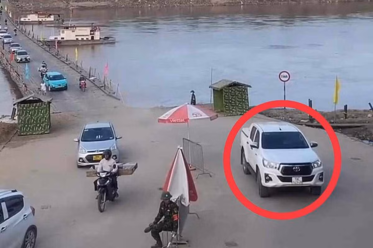 Hình ảnh tài xế xe bán tải có hành vi vượt không đúng quy định ngày 5/11.