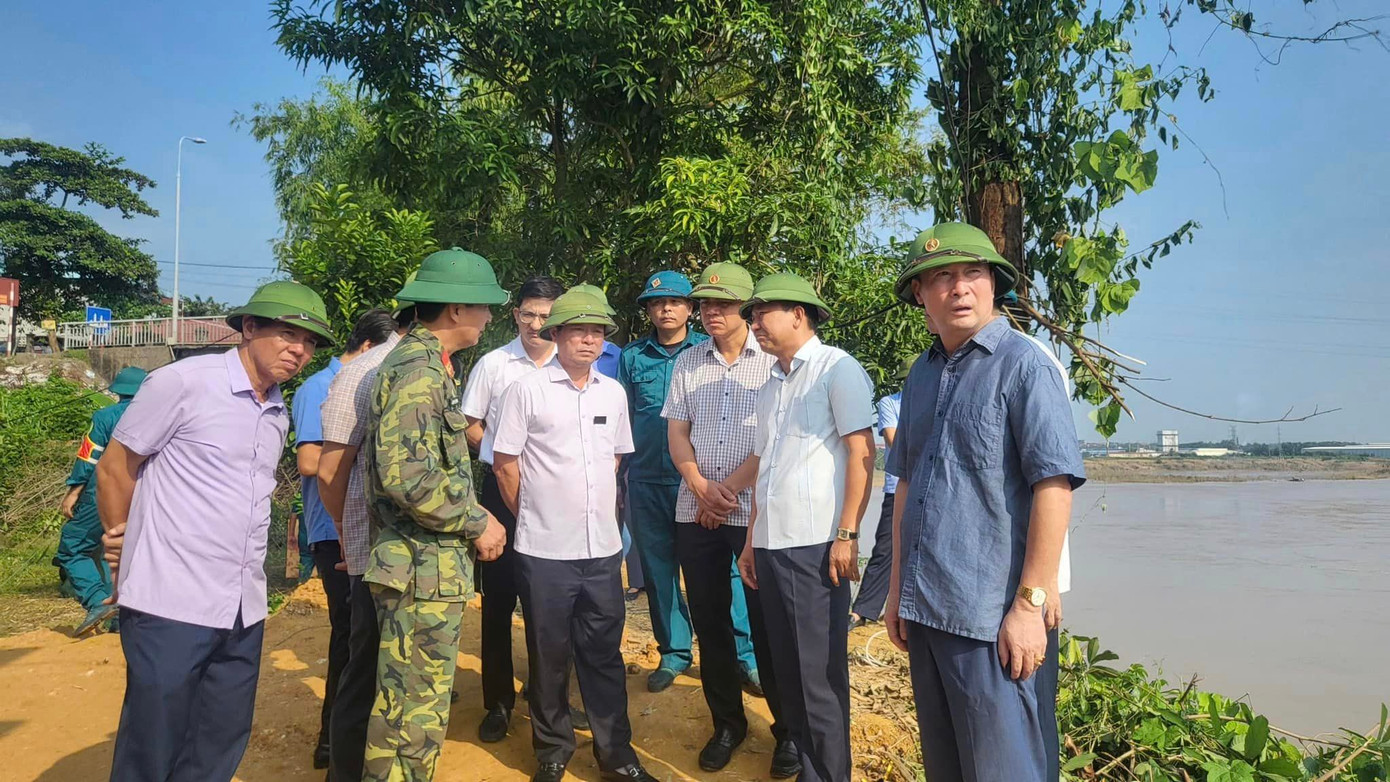 Triển khai trục vớt phương tiện và nhịp cầu Phong Châu bị gãy rơi xuống sông Hồng.