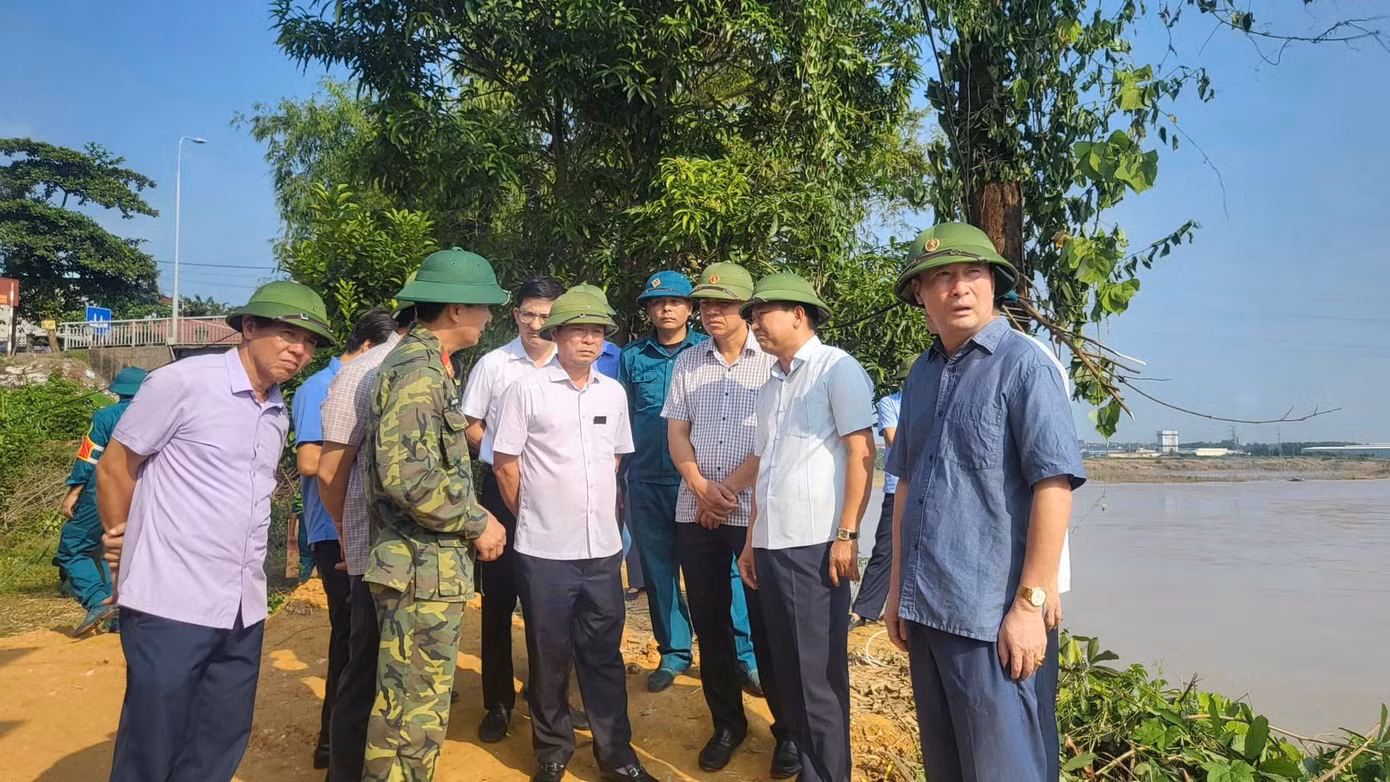 Triển khai trục vớt phương tiện và nhịp cầu Phong Châu bị gãy rơi xuống sông Hồng. Triển khai trục vớt phương tiện và nhịp cầu Phong Châu bị gãy rơi xuống sông Hồng.
