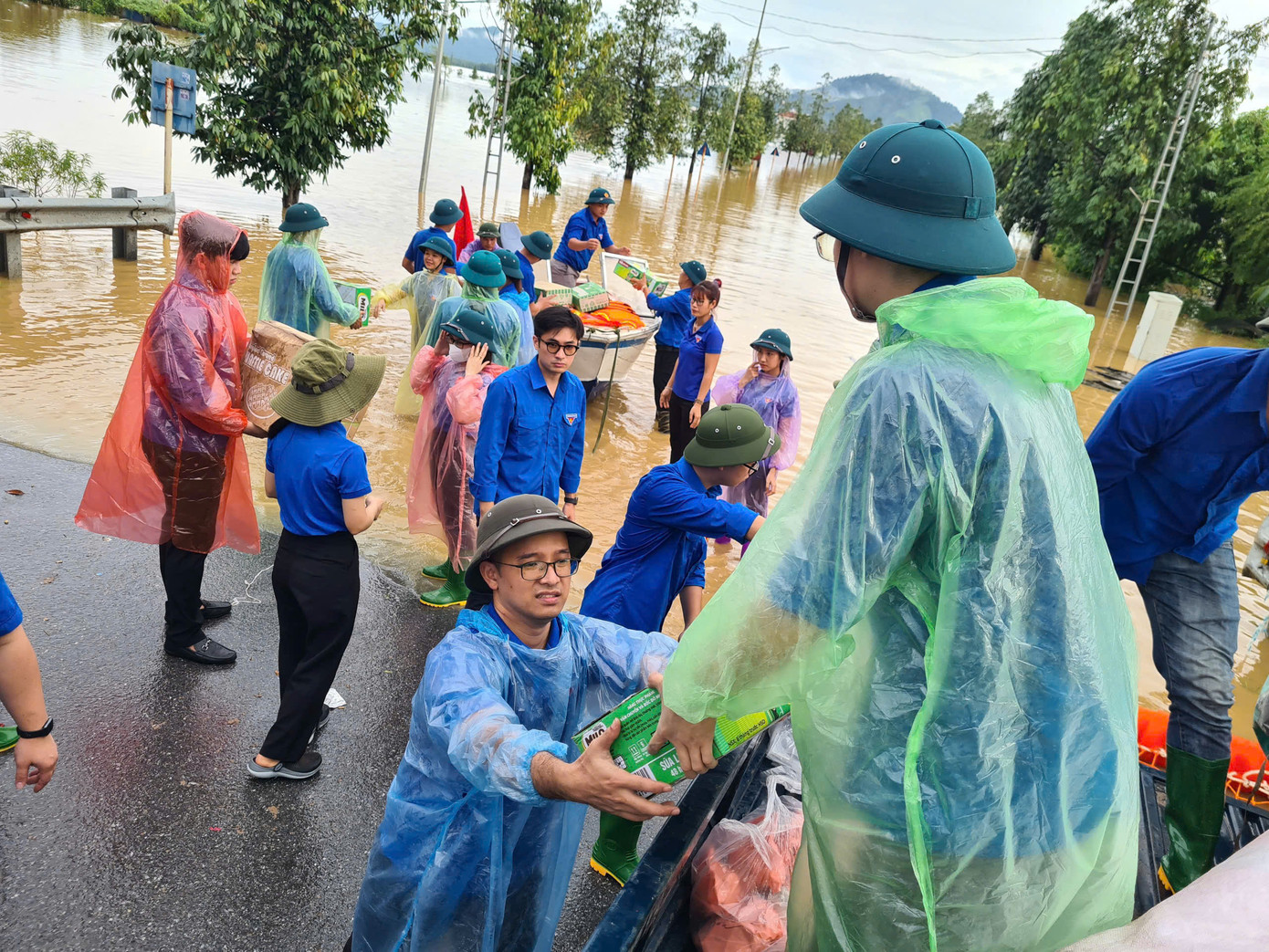 Đoàn viên thanh niên Tỉnh đoàn trao các nhu yếu phẩm và vật dụng cho bà con tại xã Hiền Lương, huyện Hạ Hòa.