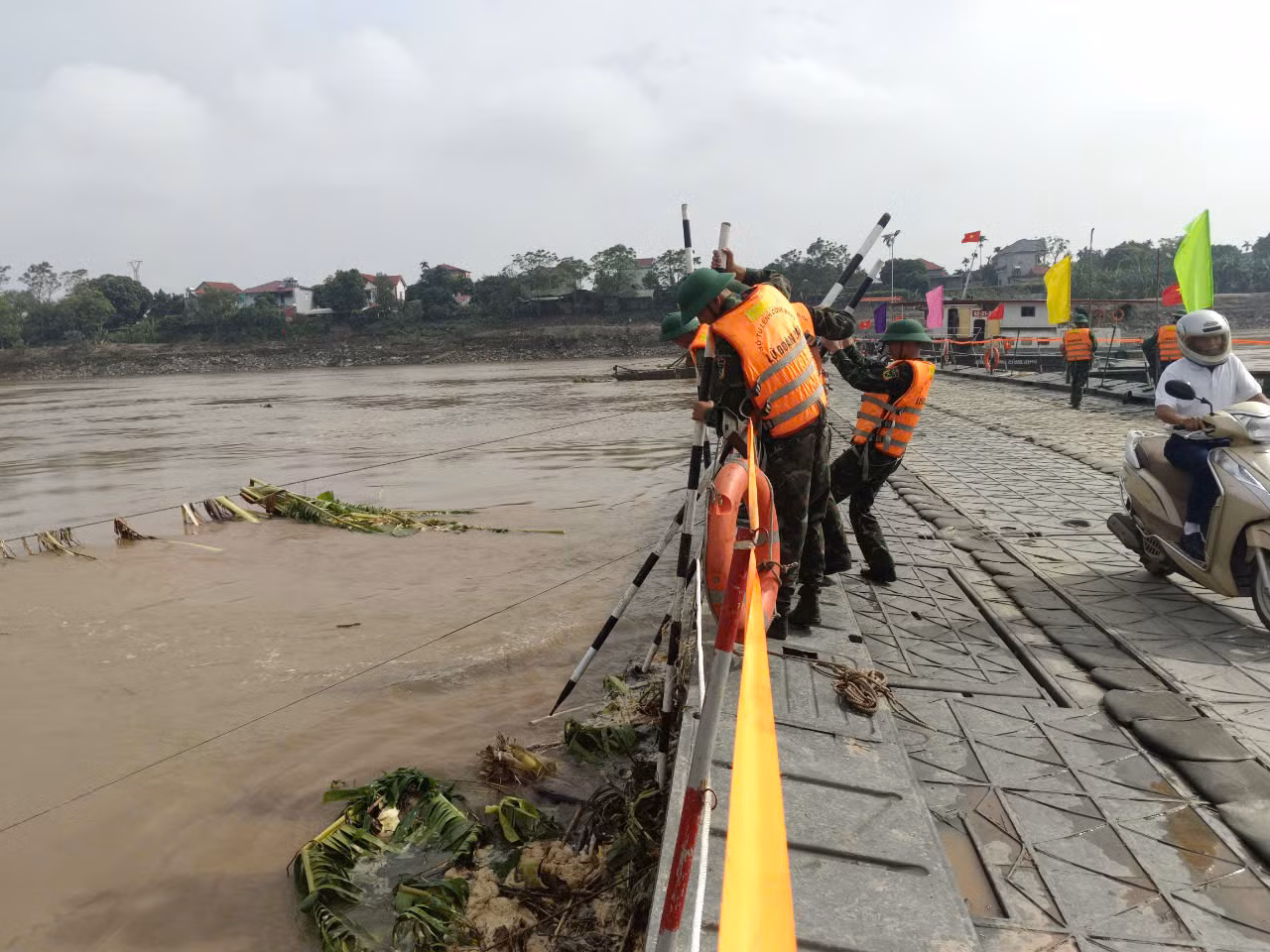 Lực lượng công binh xử lý rác trên sông để không gây ảnh hưởng đến cầu phao.