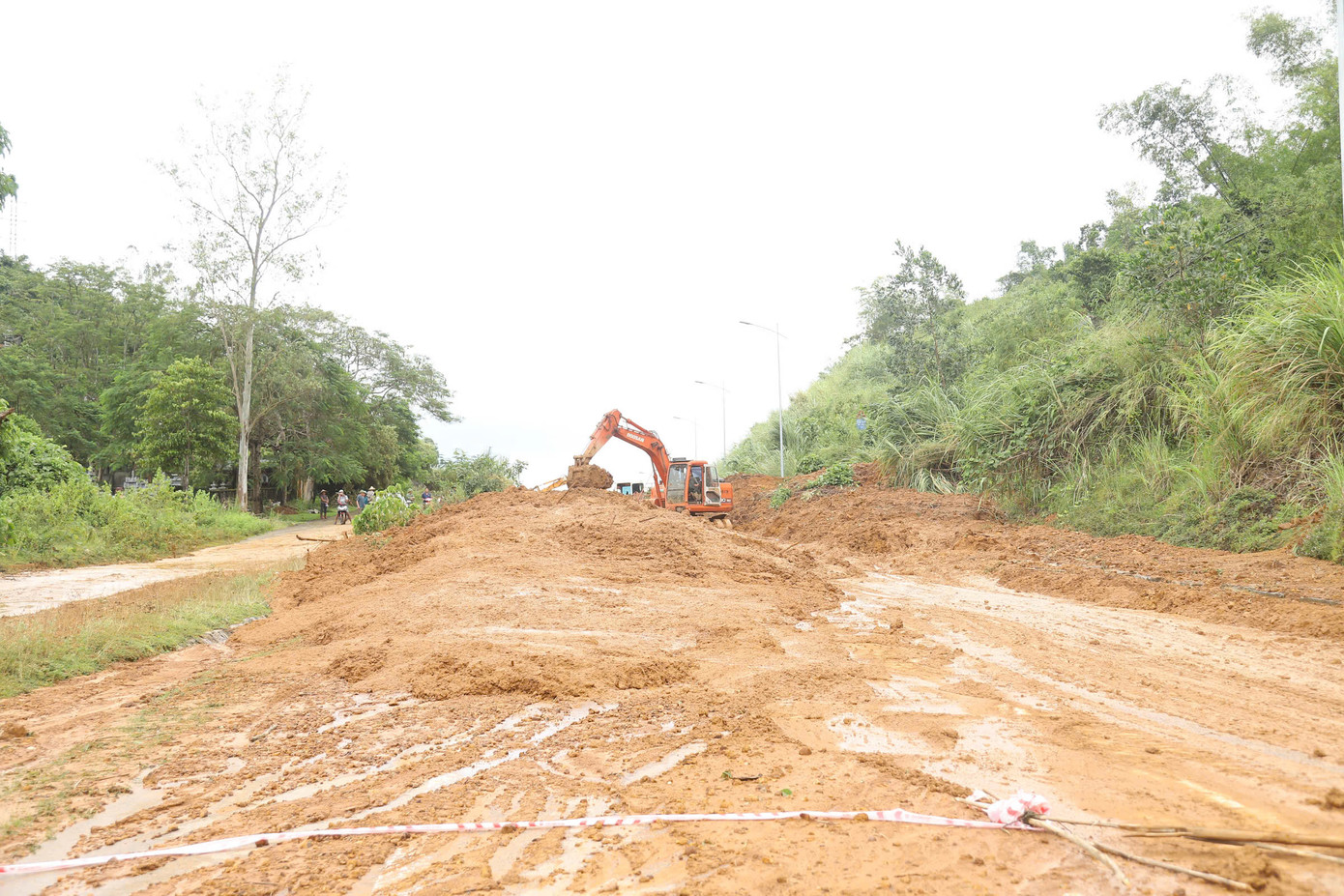 Phó Thủ tướng đề nghị tỉnh Hòa Bình tập trung khắc phục thiệt hại do bão số 3 gây ra, đặc biệt tập trung phòng, chống sạt lở.