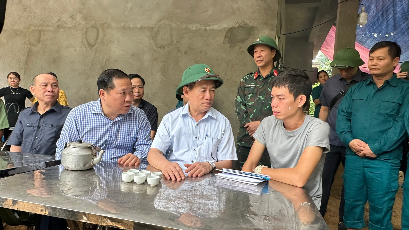 Đoàn công tác cũng đến thăm, động viên chia sẻ với gia đình ông Lường Văn Sôm (xóm Chầm, xã Tân Minh, huyện Đà Bắc) bị sạt lở do mưa lũ làm 4 người trong gia đình tử vong.