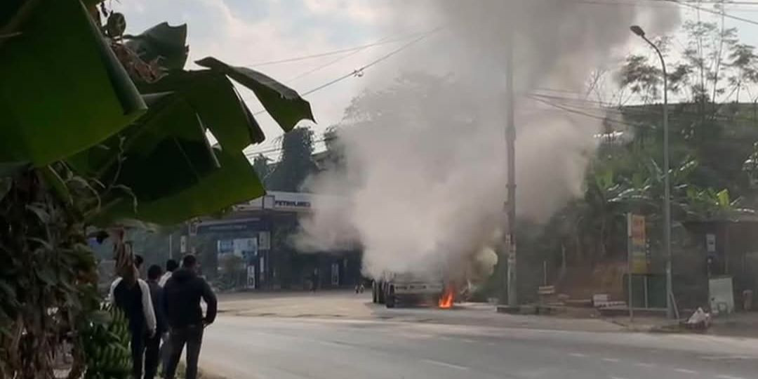 Ô tô chở dầu bất ngờ bốc cháy.