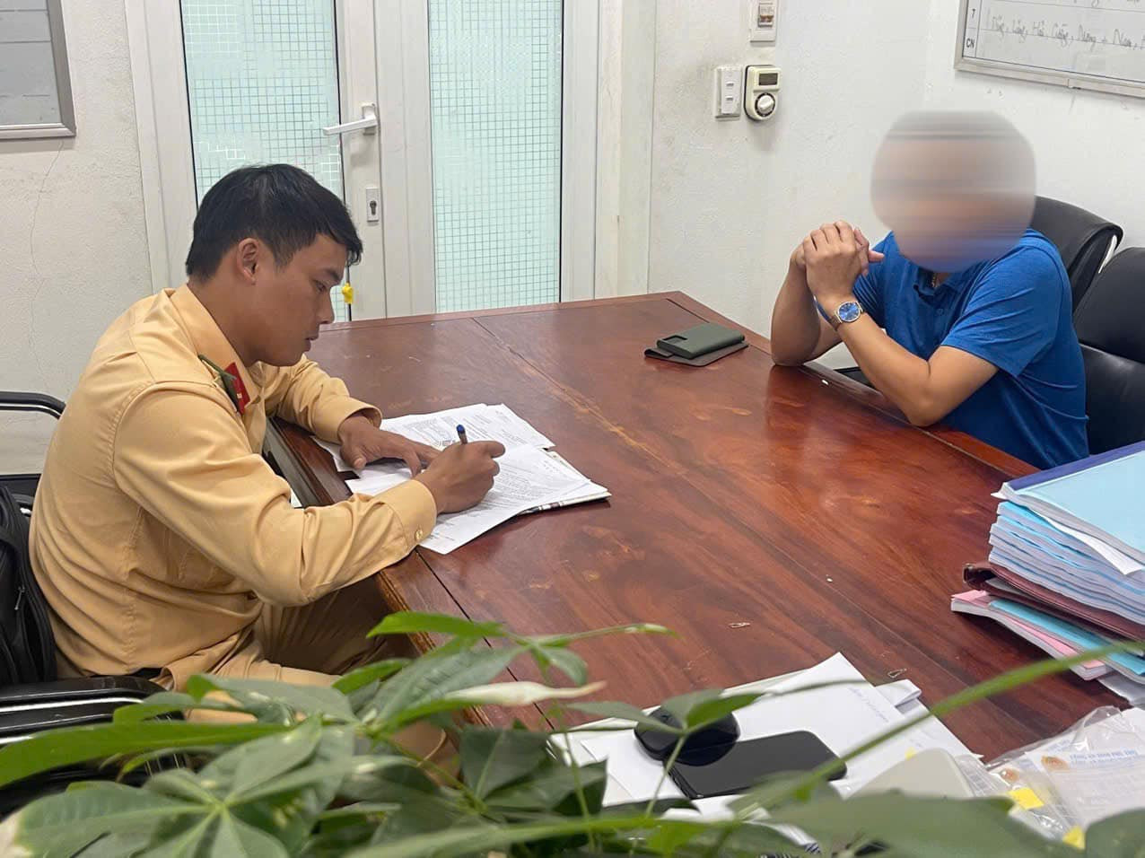 Ông Nguyễn Hữu H tại Cơ quan công an huyện Tam Nông.