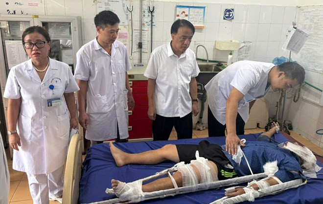 Các nạn nhân được cấp cứu tại Trung tâm Y tế huyện Mường Chà. Các nạn nhân được cấp cứu tại Trung tâm Y tế huyện Mường Chà.