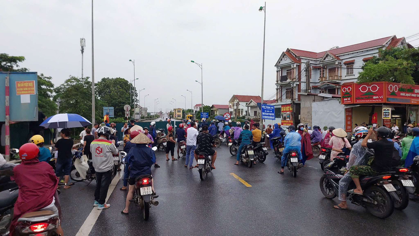 Cầu Trung Hà và cầu Tứ Mỹ sẽ tạm dừng lưu thông cho đến khi khắc phục, sửa chữa xong. Cầu Trung Hà và cầu Tứ Mỹ sẽ tạm dừng lưu thông cho đến khi khắc phục, sửa chữa xong.