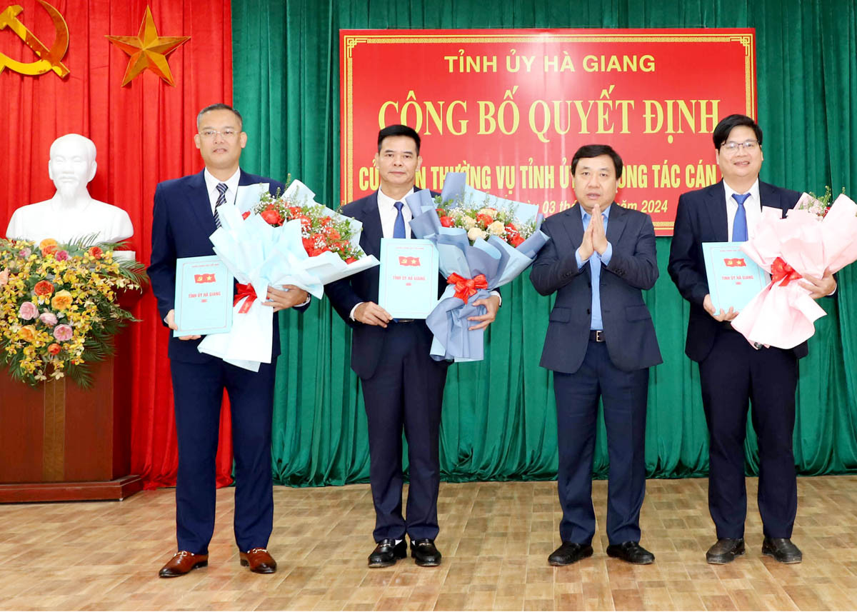 Quyền Bí thư Tỉnh ủy Nguyễn Mạnh Dũng trao quyết định, tặng hoa chúc mừng các ông Nguyễn Trung Ngọc, Đào Quang Diệu, Nguyễn Anh Đức.