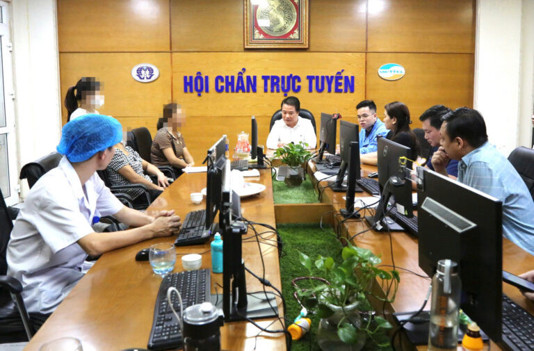 Giám đốc BV trao đổi với người nhà bệnh nhân. (Ảnh: BVCC)