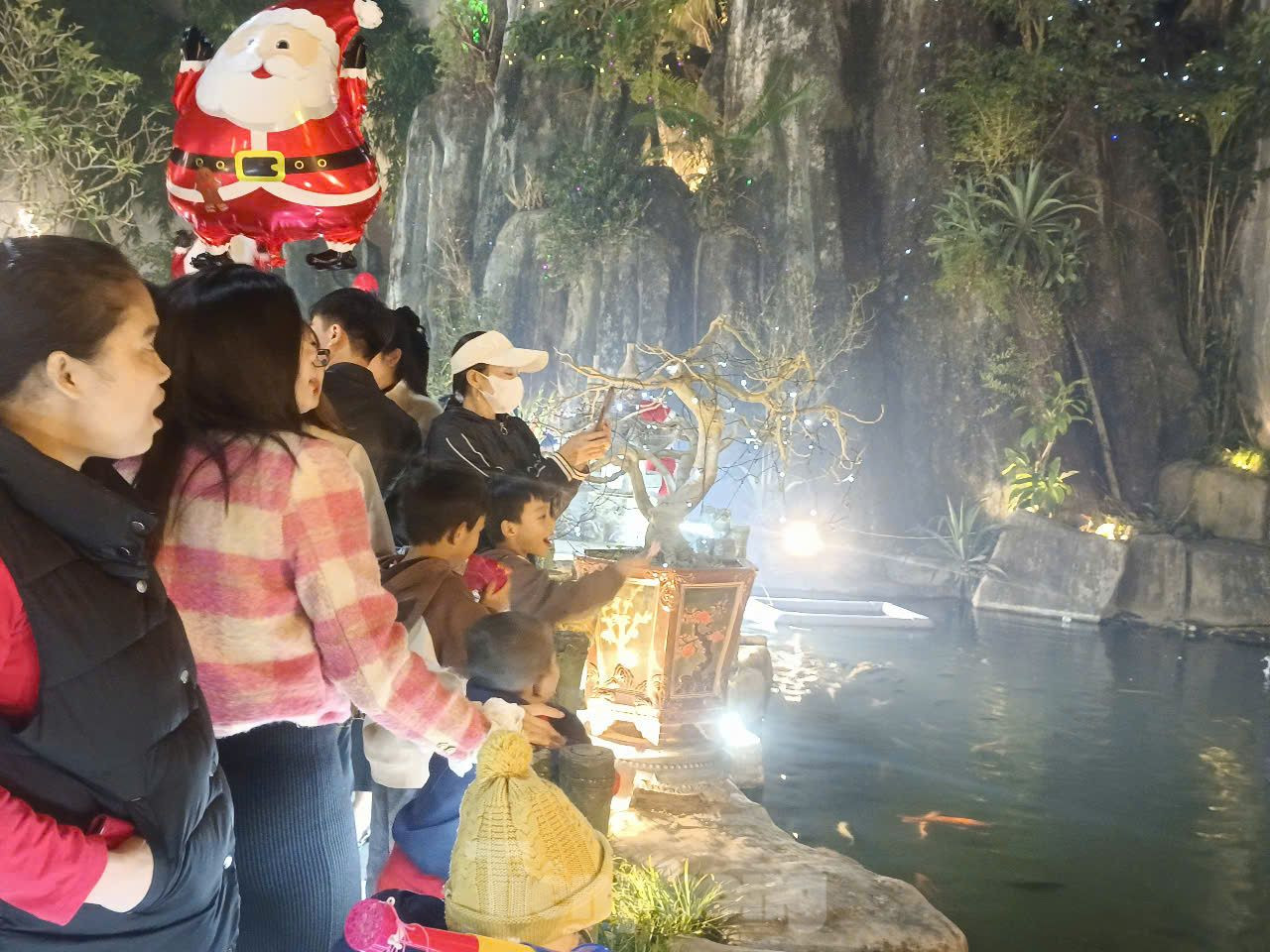 Không chỉ giới trẻ mà các phụ huynh và em nhỏ đều háo hức trước khung cảnh đầy màu sắc được trang trí tại nhà thờ.