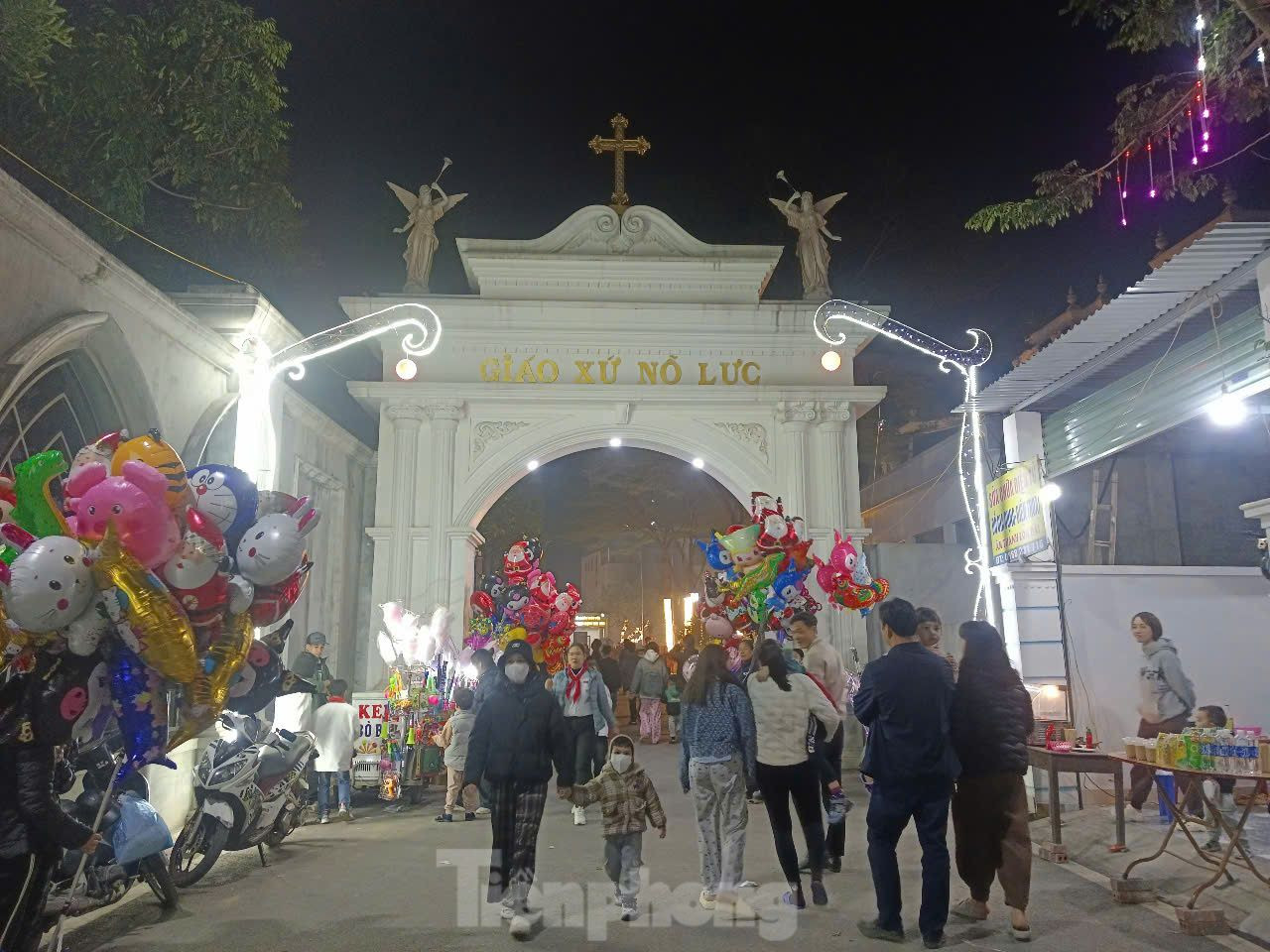 Nhà thờ Nỗ Lực luôn là địa điểm thu hút đông đảo du khách đến thăm quan mỗi mùa Giáng sinh về.