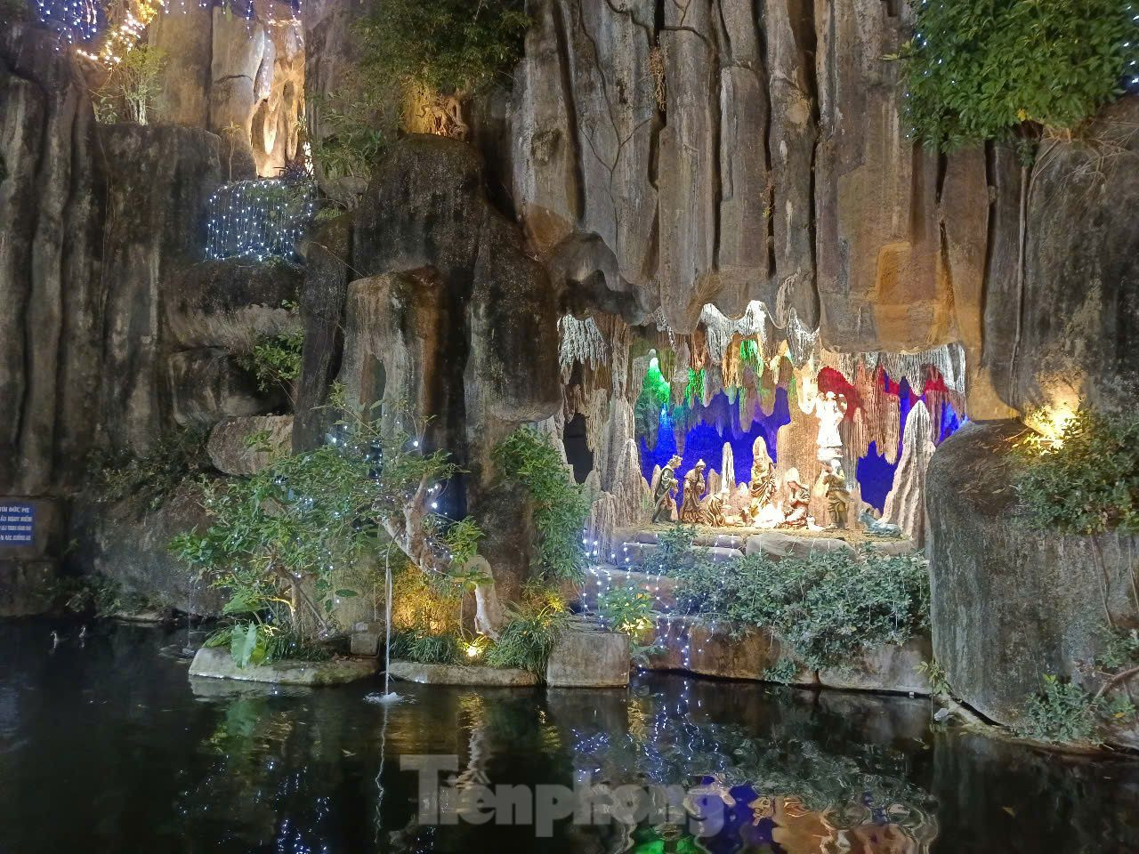 Khung cảnh lung linh, tạo nên sự ấm áp giữa mùa đông lạnh giá.