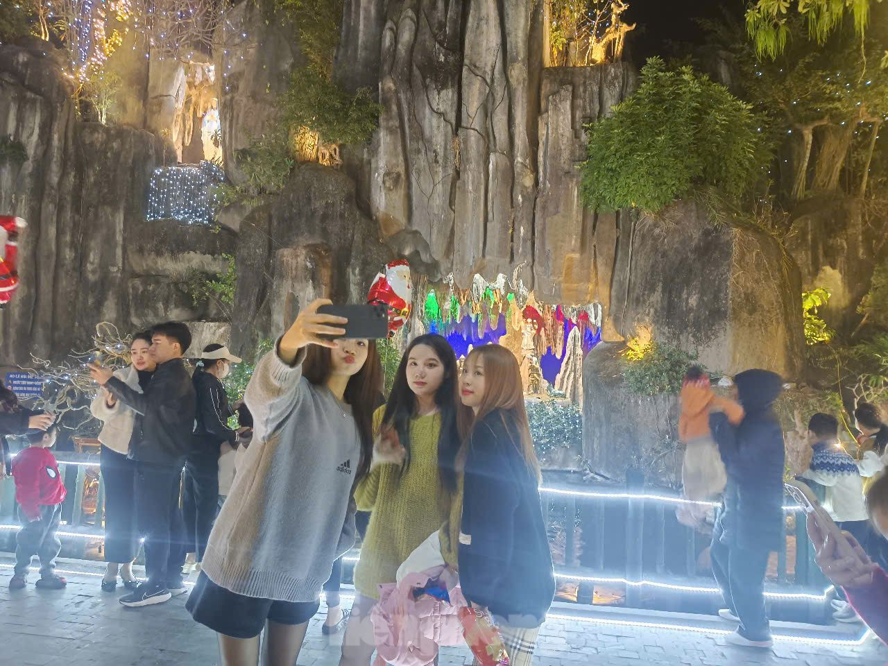 Các bạn trẻ check in ghi lại khoảnh khắc lung linh tại nhà thờ.